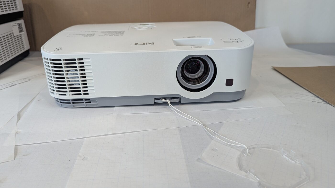 NEC NP-ME301X 3LCD Projector 3000 Lumens XGA HDMI - 1480 Lamp Hours