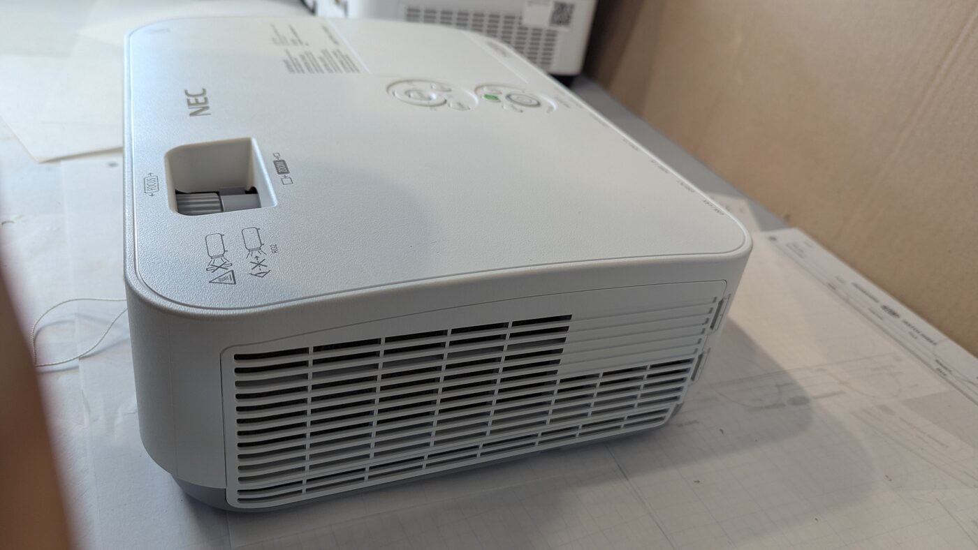 NEC NP-ME301X 3LCD Projector 3000 Lumens XGA HDMI - 1480 Lamp Hours