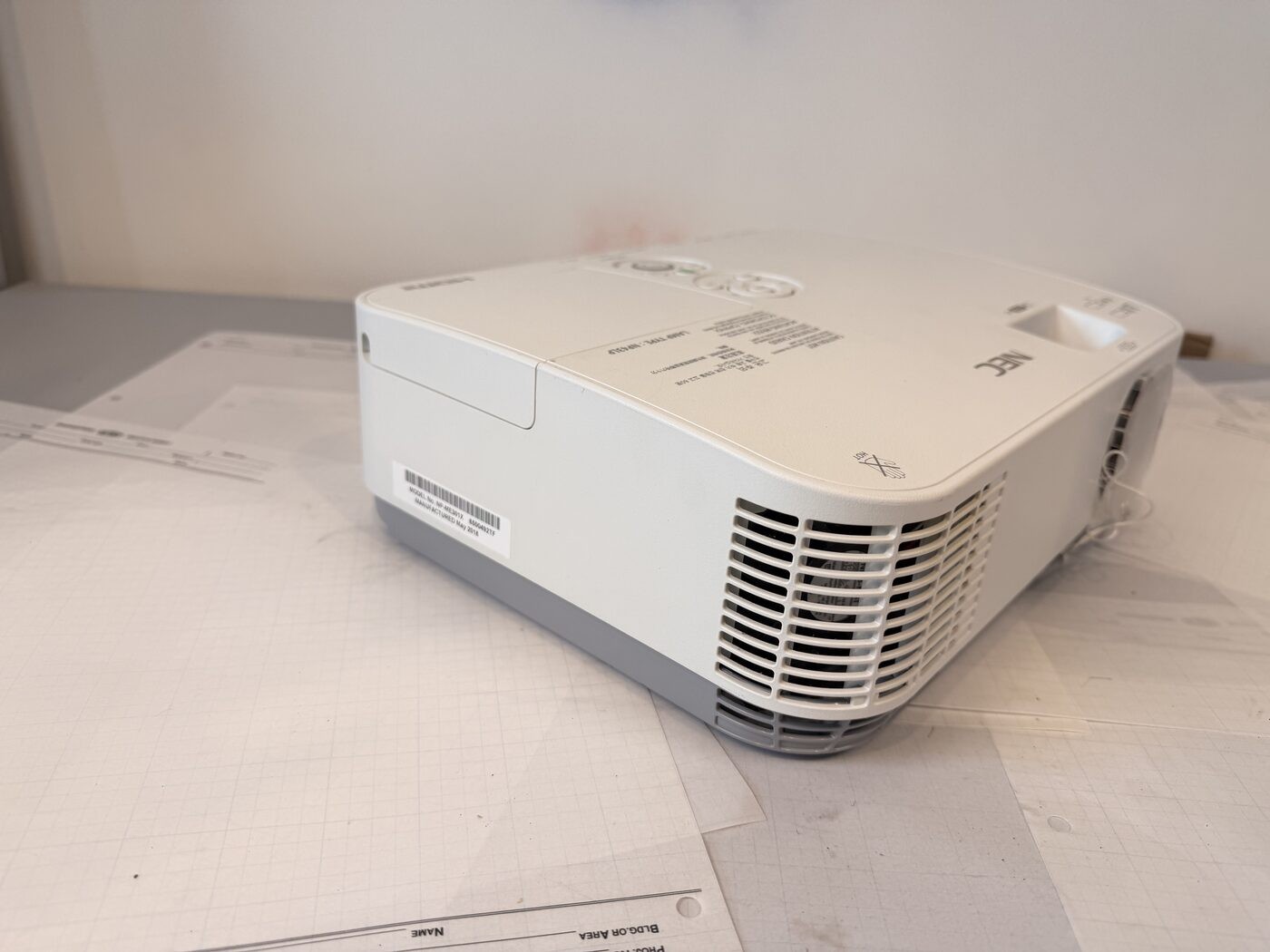 NEC NP-ME301X 3LCD Projector 3000 Lumens XGA HDMI - 3739 Lamp Hours
