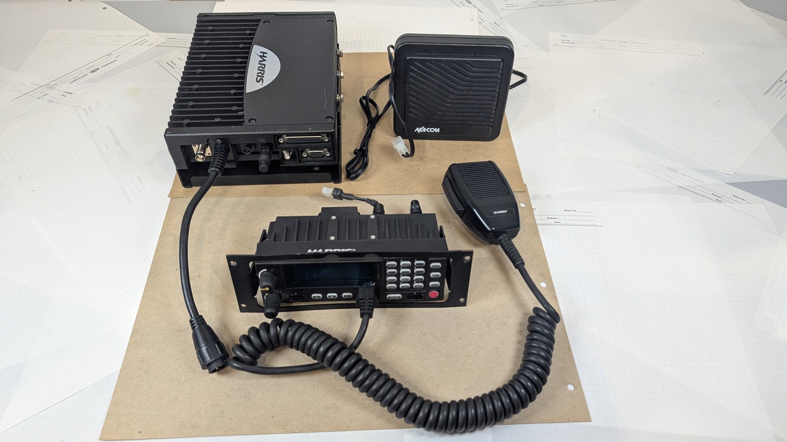 Harris M7300 M5300 MAMW-SDMXX 800MHz Mobile Radio + Control Head Mic Speaker