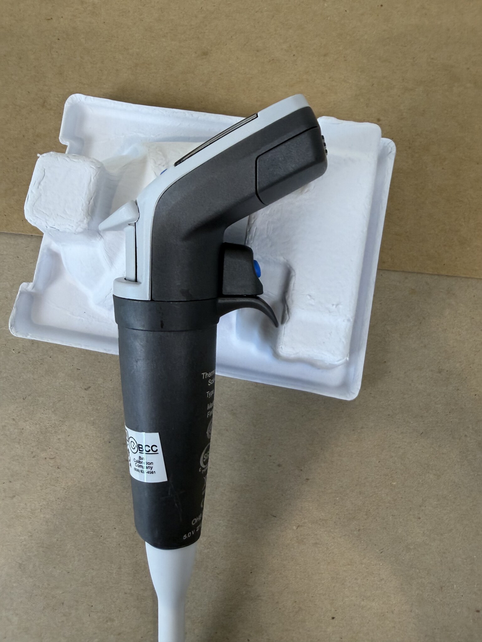 Thermo Finnpipette Novus 100-1000uL Single Channel Electronic Pipette Powers On