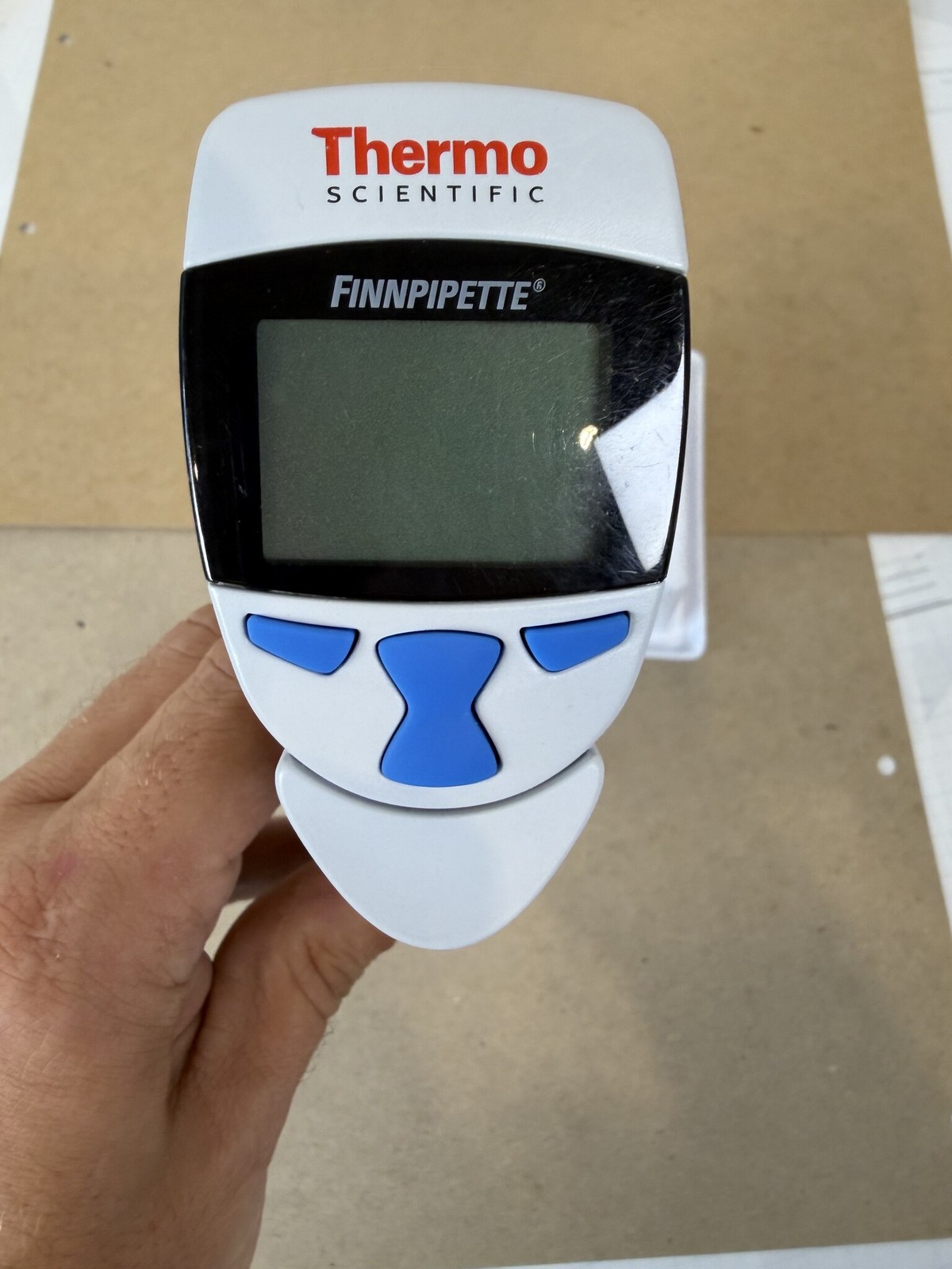 Thermo Finnpipette Novus 100-1000uL Single Channel Electronic Pipette Powers On