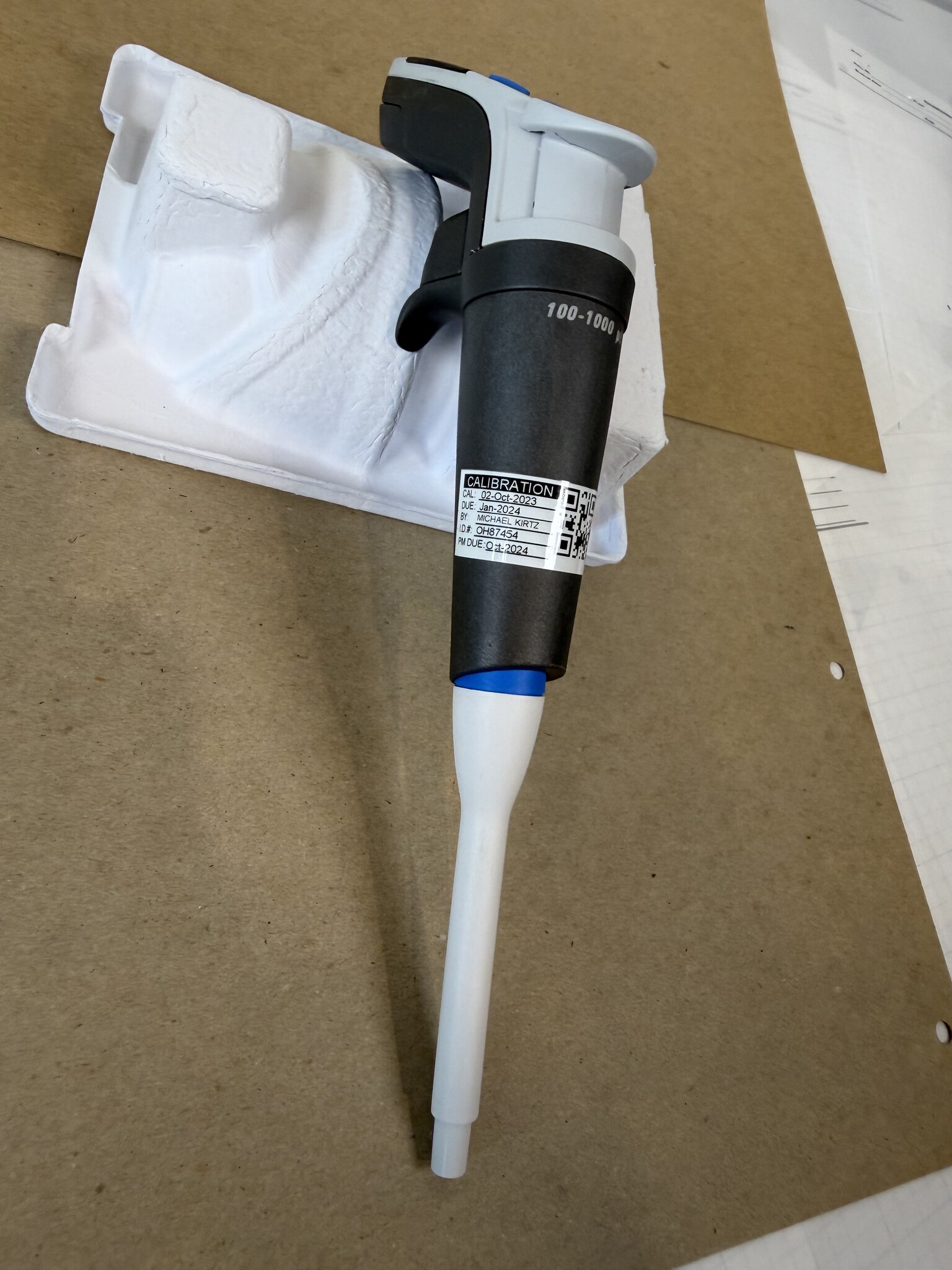 Thermo Finnpipette Novus 100-1000uL Single Channel Electronic Pipette Powers On