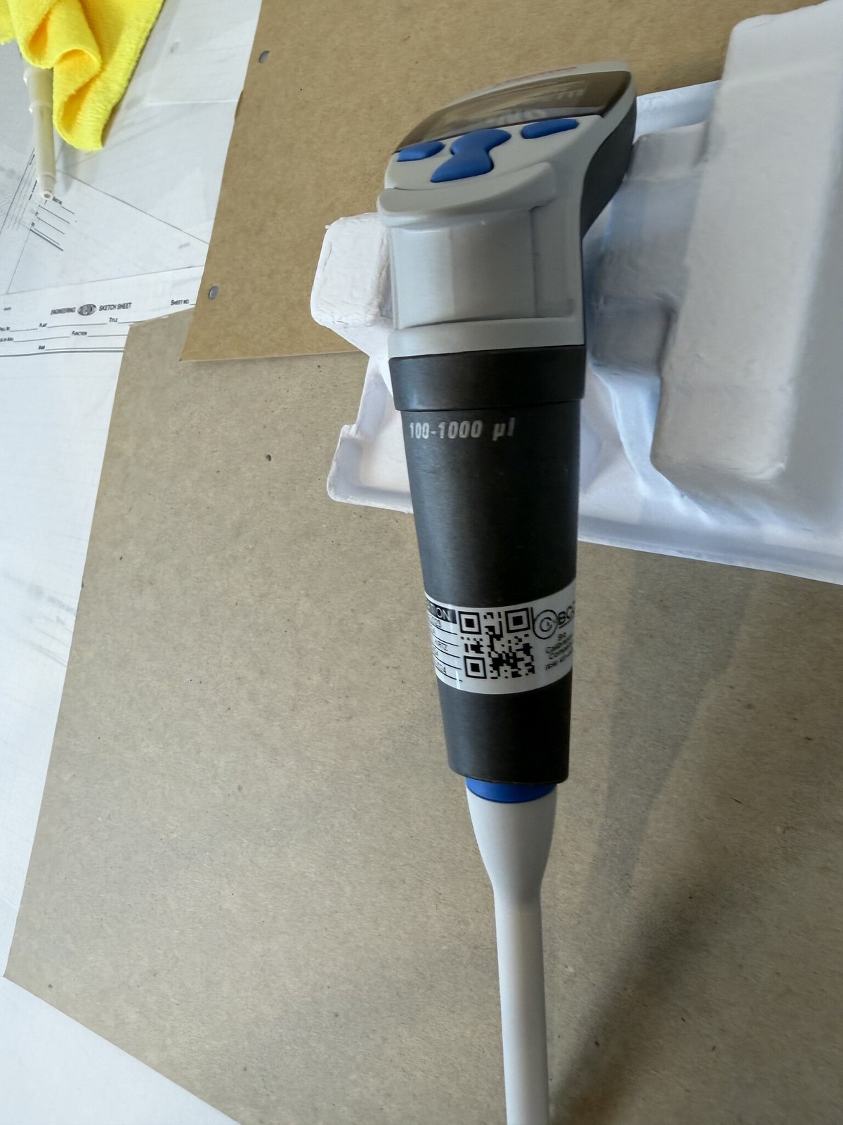 Thermo Finnpipette Novus 100-1000uL Single Channel Electronic Pipette Powers On
