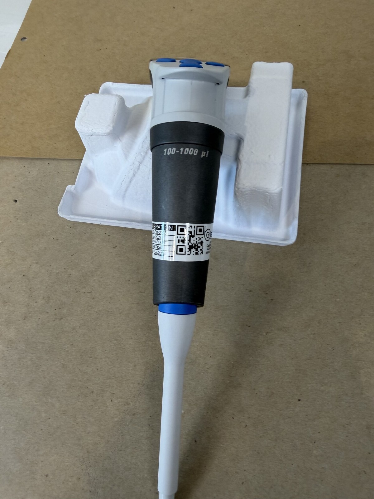 Thermo Finnpipette Novus 100-1000uL Single Channel Electronic Pipette Powers On
