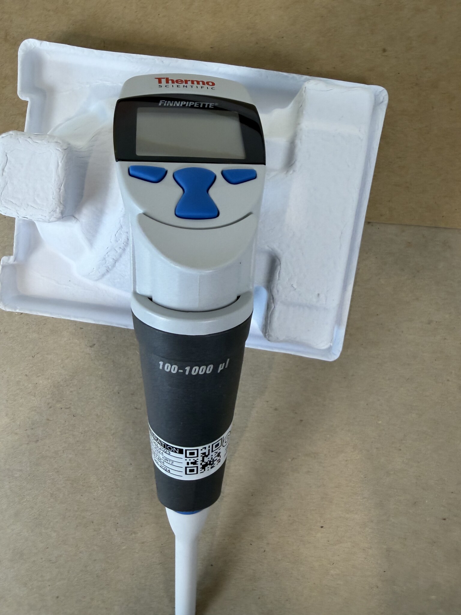 Thermo Finnpipette Novus 100-1000uL Single Channel Electronic Pipette Powers On