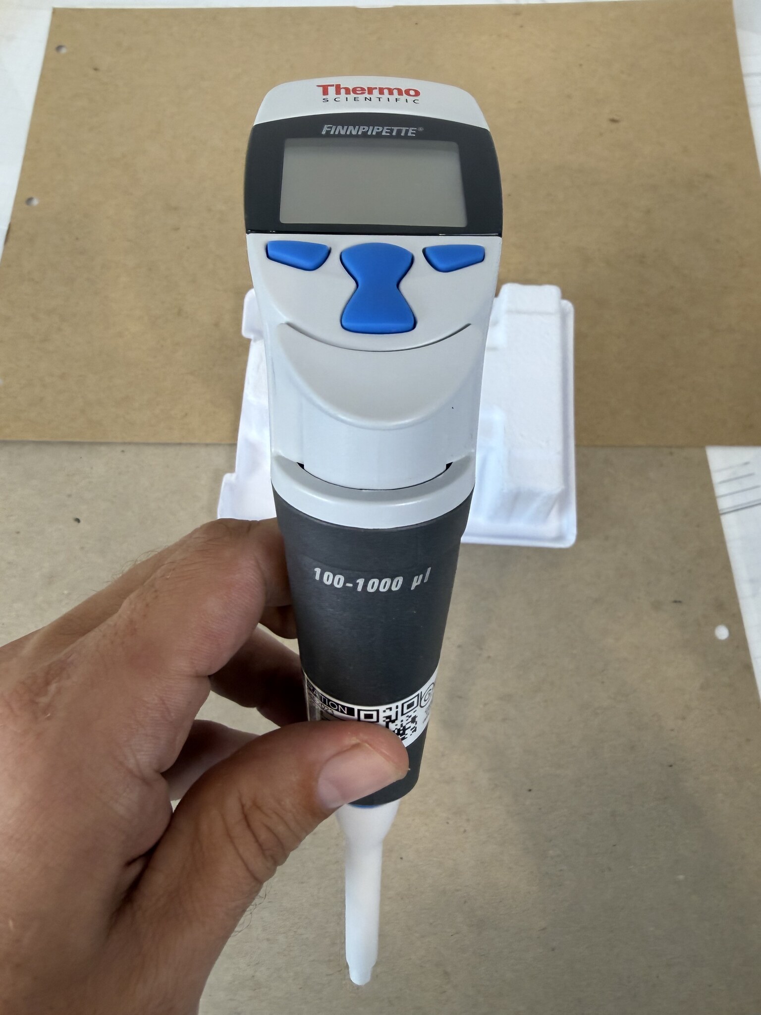 Thermo Finnpipette Novus 100-1000uL Single Channel Electronic Pipette Powers On