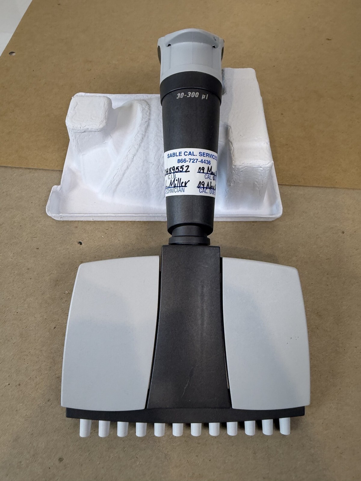 Thermo Finnpipette Novus 12-Channel 30-300uL Electronic Pipette Powers On