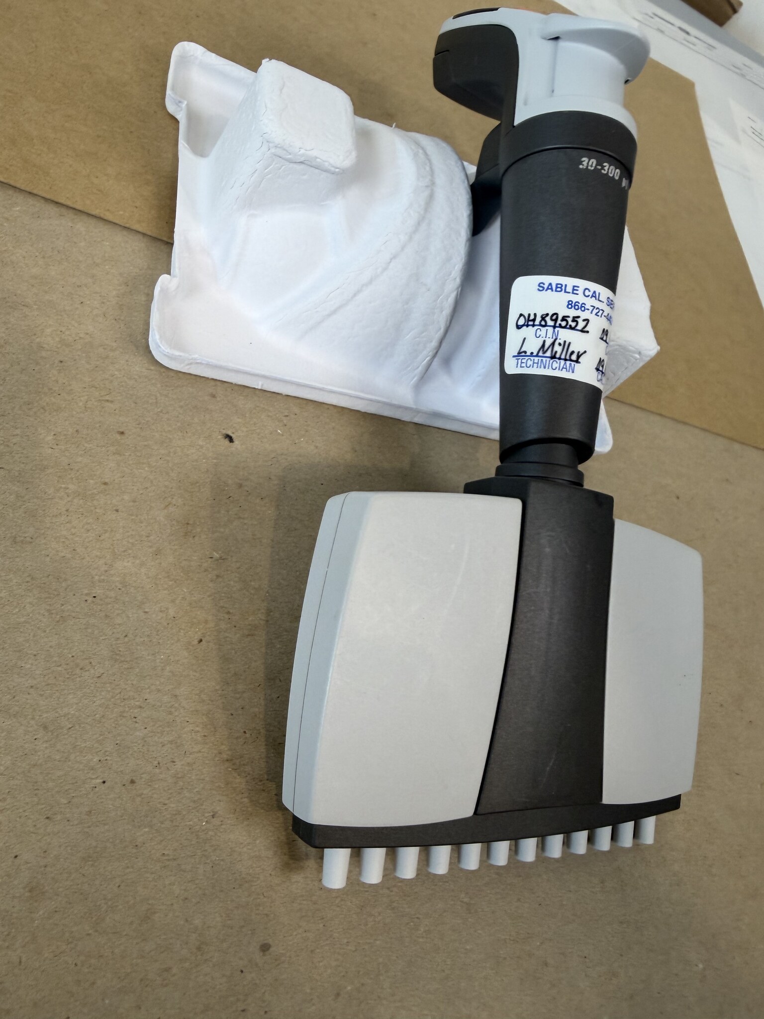 Thermo Finnpipette Novus 12-Channel 30-300uL Electronic Pipette Powers On