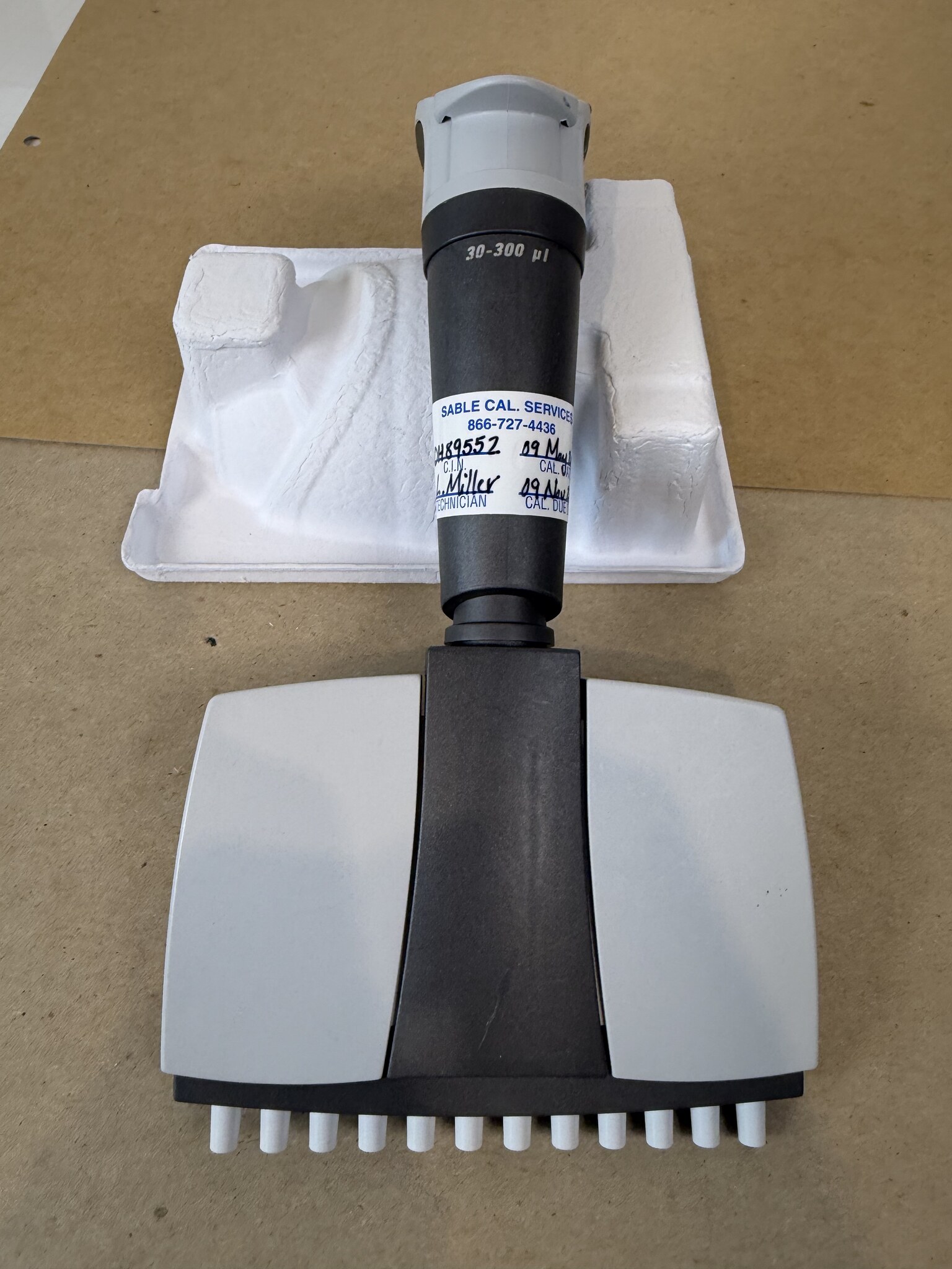 Thermo Finnpipette Novus 12-Channel 30-300uL Electronic Pipette Powers On