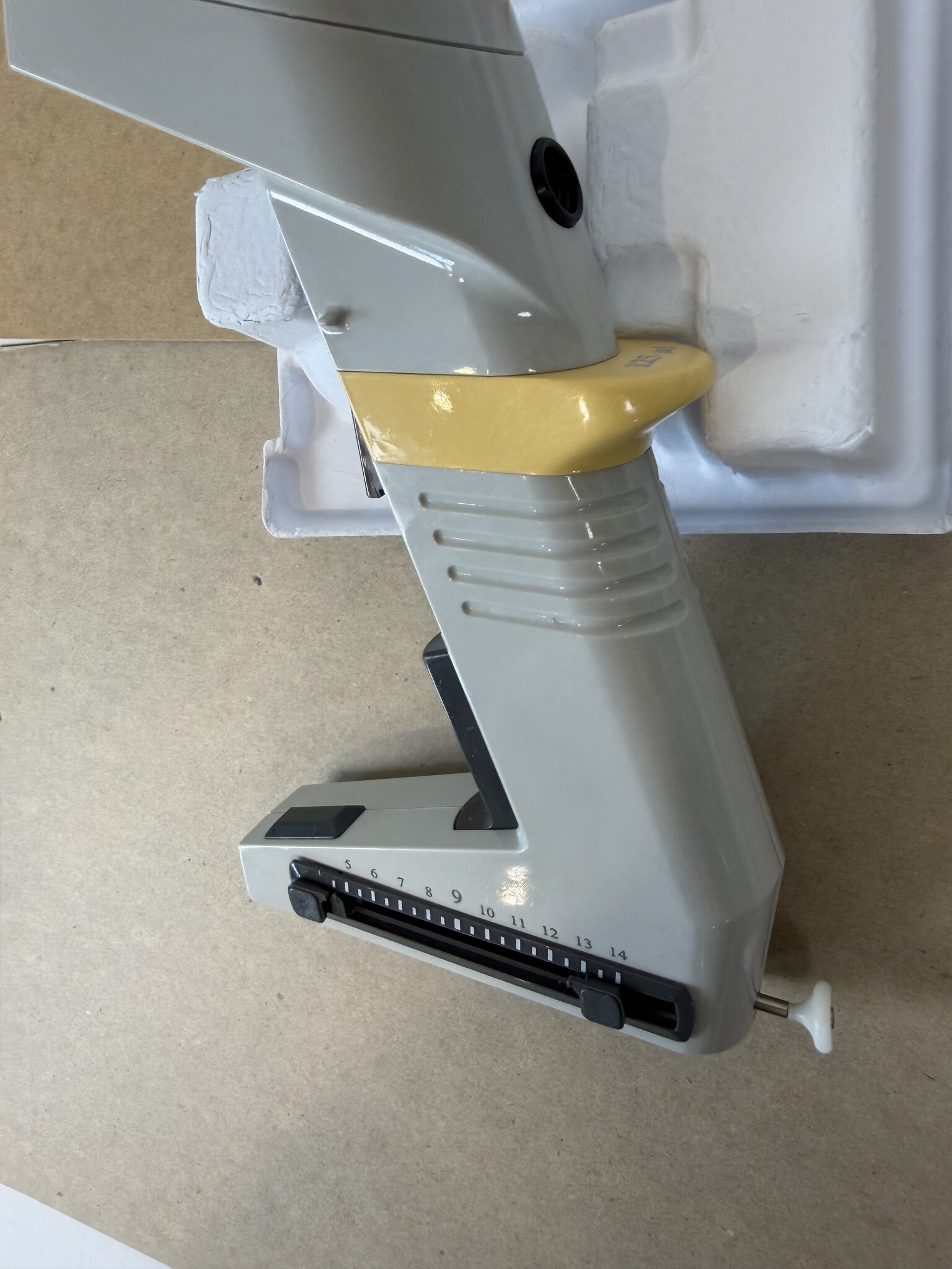 Thermo Matrix eQualizer 125uL 8-Channel Adjustable Spacing Pipette Powers On