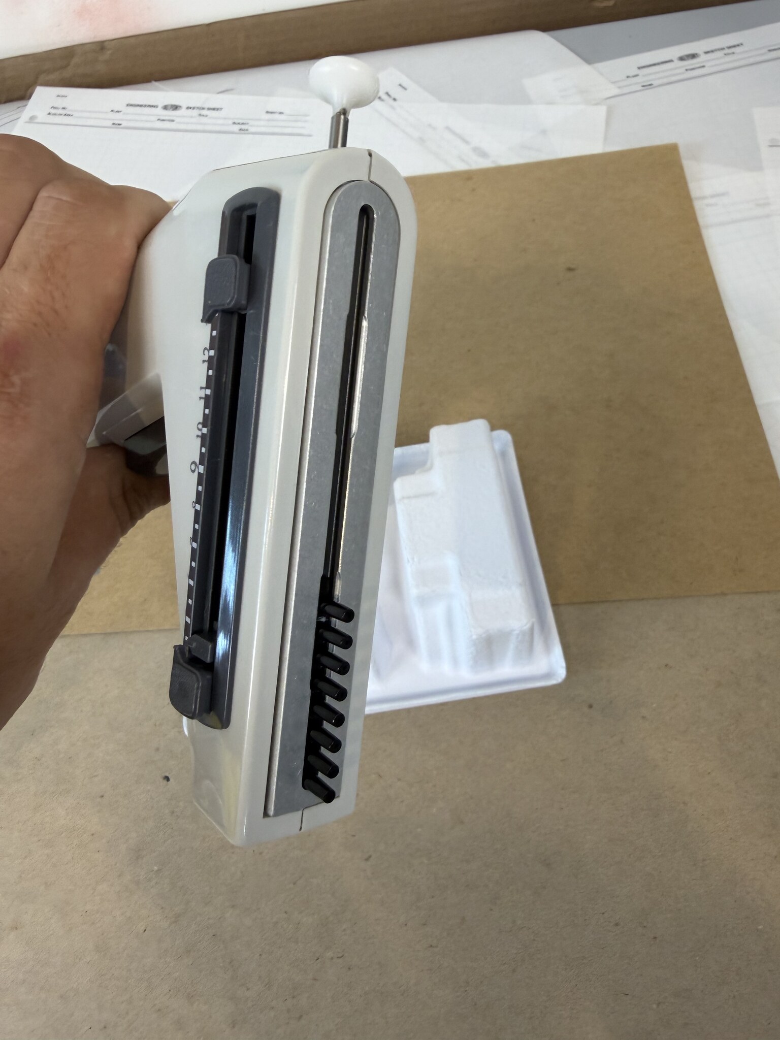 Thermo Matrix eQualizer 125uL 8-Channel Adjustable Spacing Pipette Powers On
