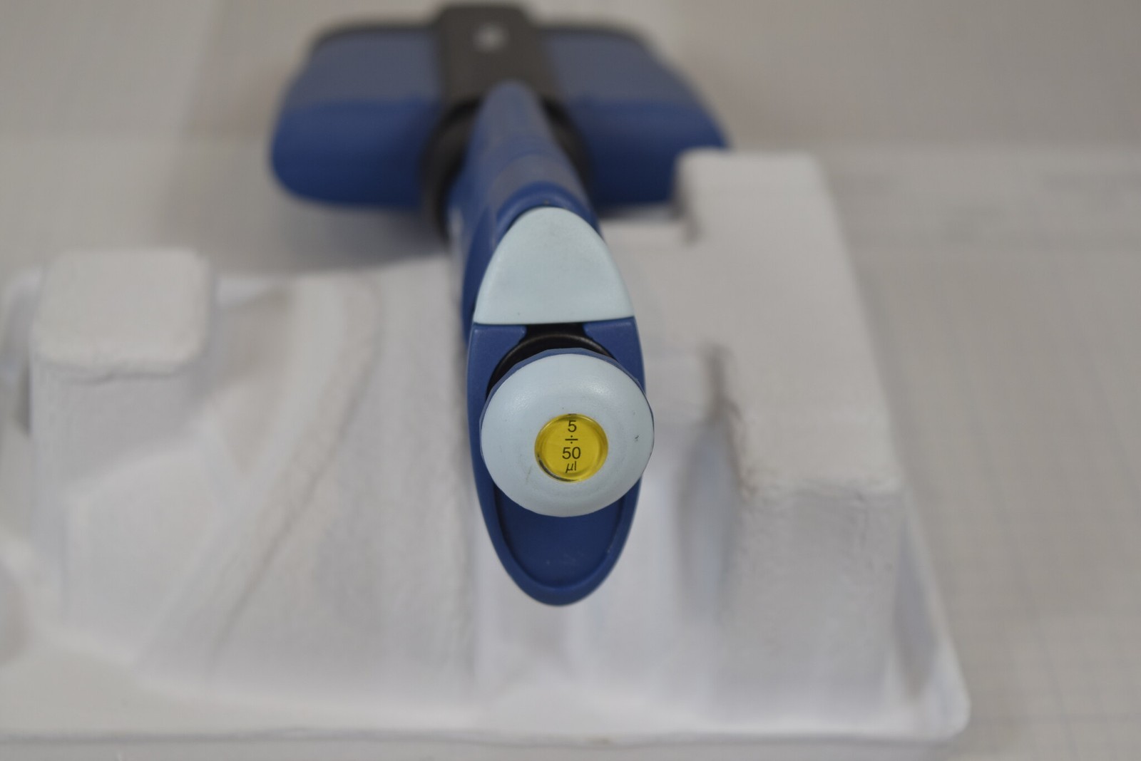 VWR Ergonomic High-Performance 8-Channel 5-50uL Manual Multichannel Pipette