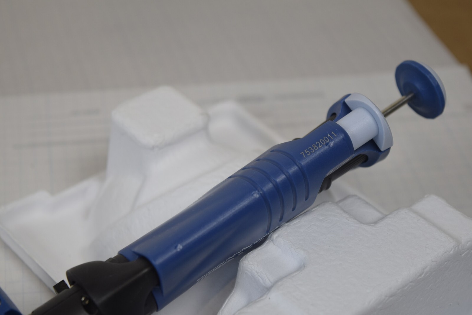VWR Ergonomic High-Performance 8-Channel 5-50uL Manual Multichannel Pipette