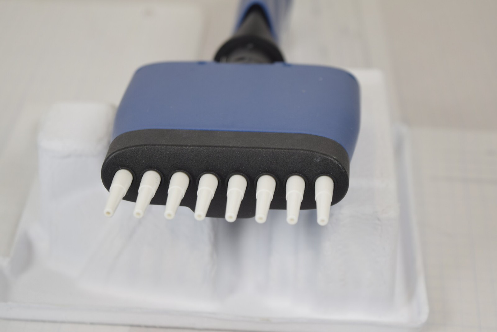 VWR Ergonomic High-Performance 8-Channel 5-50uL Manual Multichannel Pipette