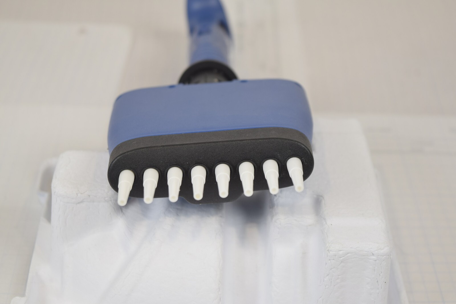 VWR Ergonomic High-Performance 8-Channel 5-50uL Manual Multichannel Pipette
