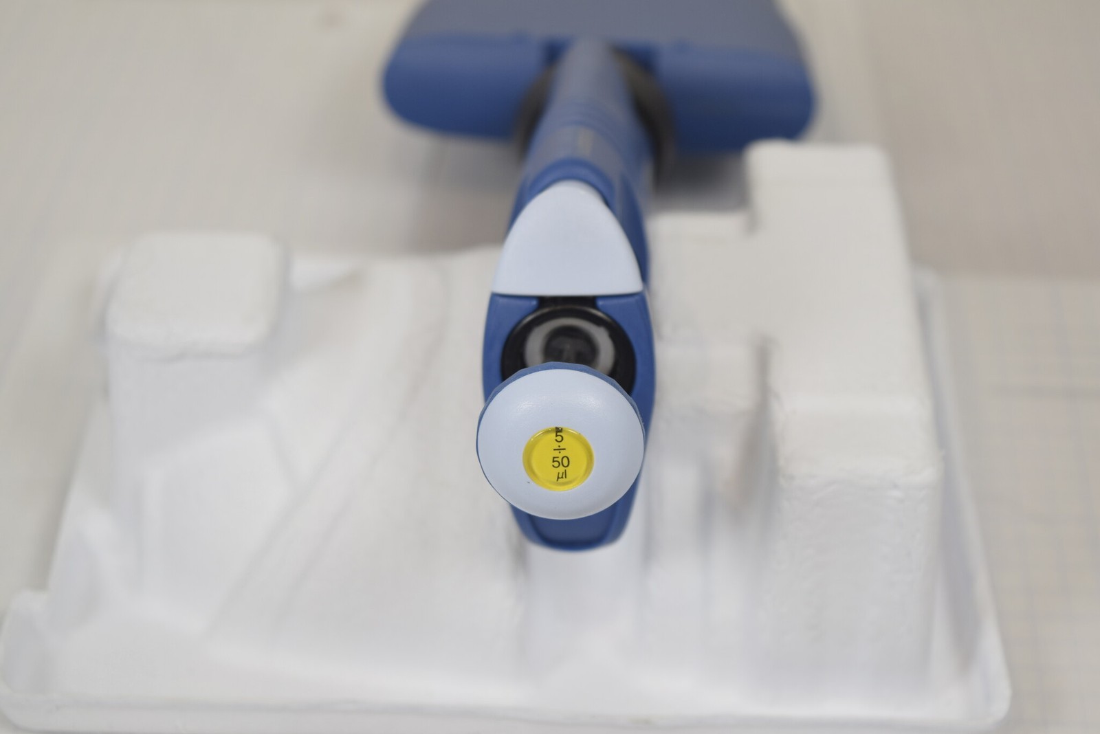 VWR Ergonomic High-Performance 8-Channel 5-50uL Manual Multichannel Pipette