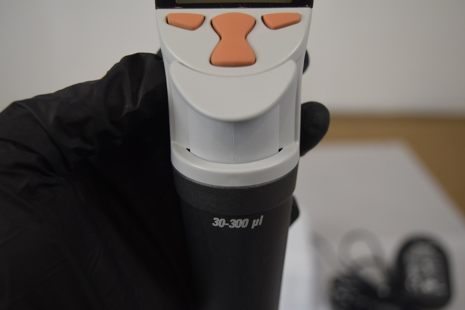 Thermo Finnpipette 30-300uL Single Channel Electronic Pipette + Charger
