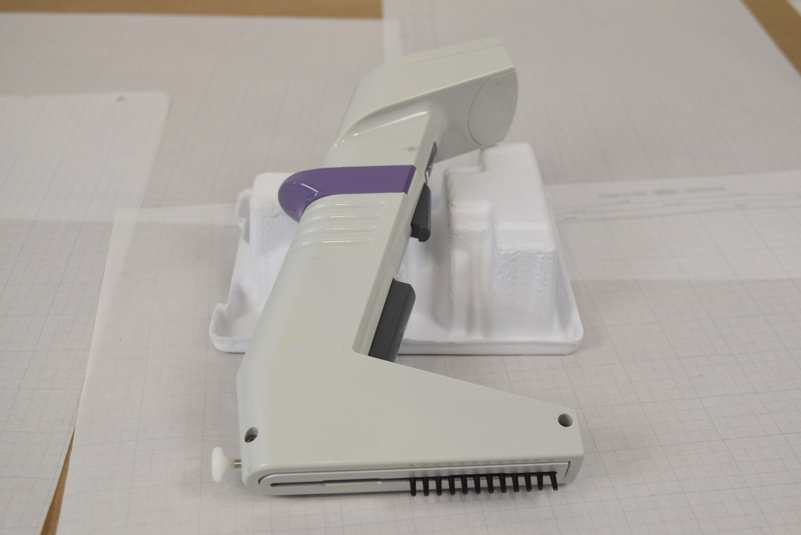 Thermo Matrix 12-Channel 30uL Adjustable Spacing Pipette - Needs 1 Battery Cell