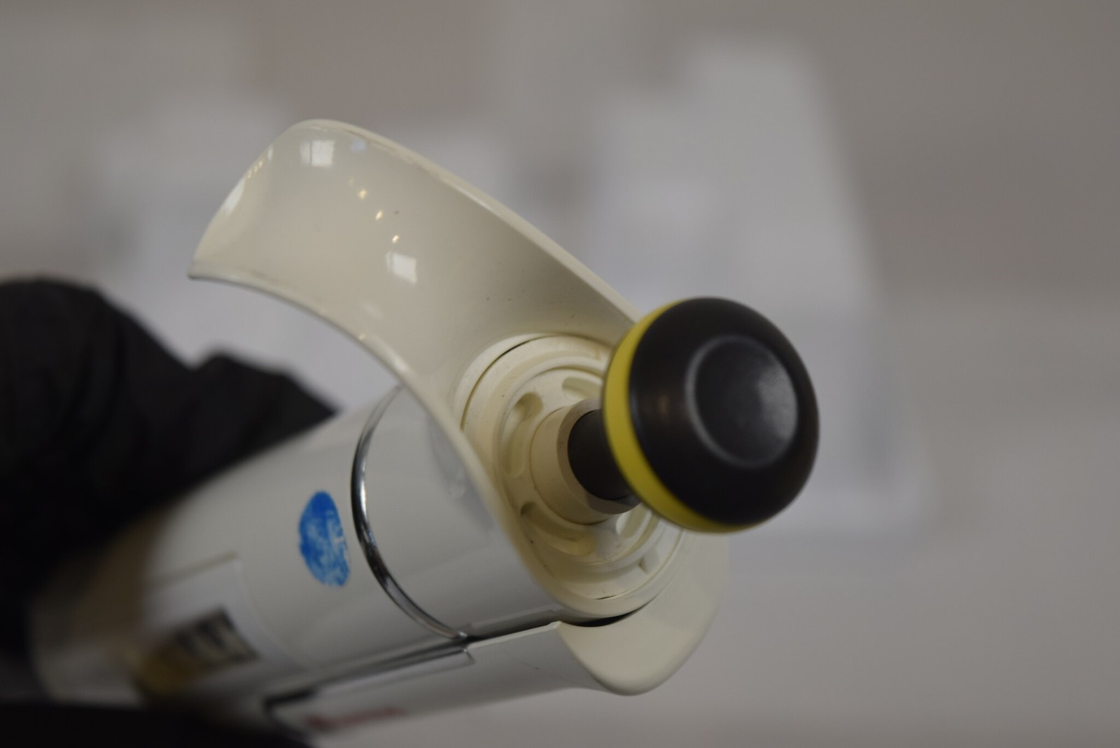 Thermo F1-ClipTip 20-200uL Pipette - No Volume Stop, Missing Ejector, For Parts