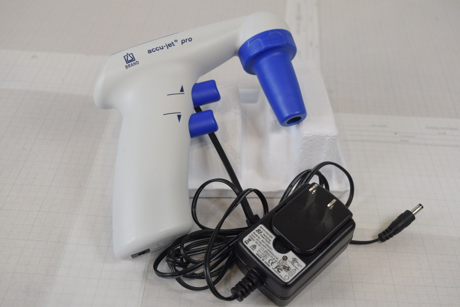 BRAND accu-jet pro Pipette Controller - Needs Battery Pack, w/ Tested 5V Charger