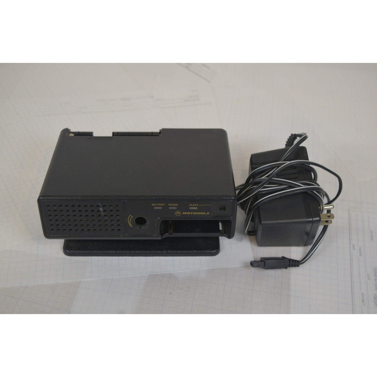 Motorola NYN8348A Minitor IV Amplified Charger + NRN4987A 12V Supply - No Knob