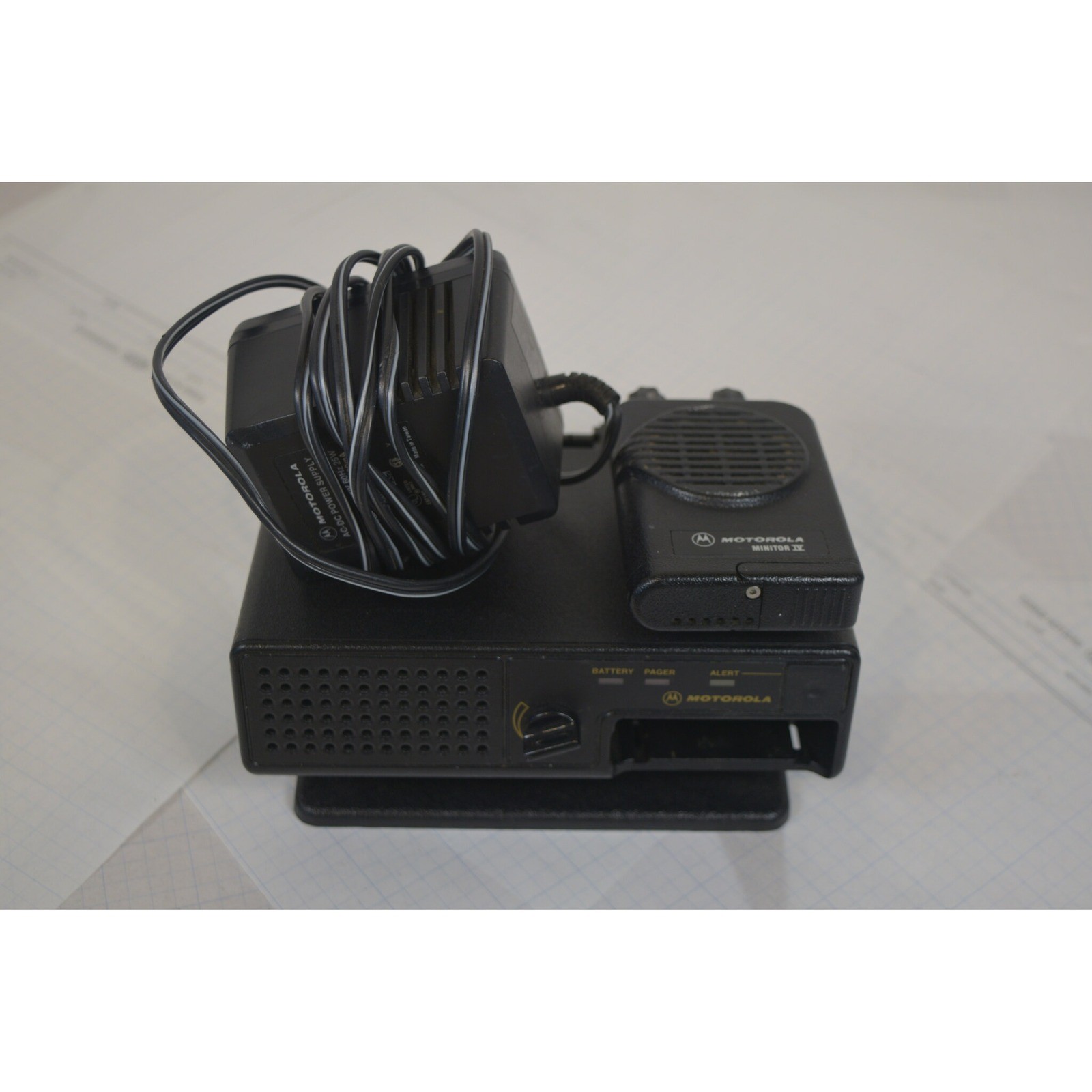 Motorola Minitor IV VHF Voice Pager + NYN8348A Amplified Charger + 12V Supply