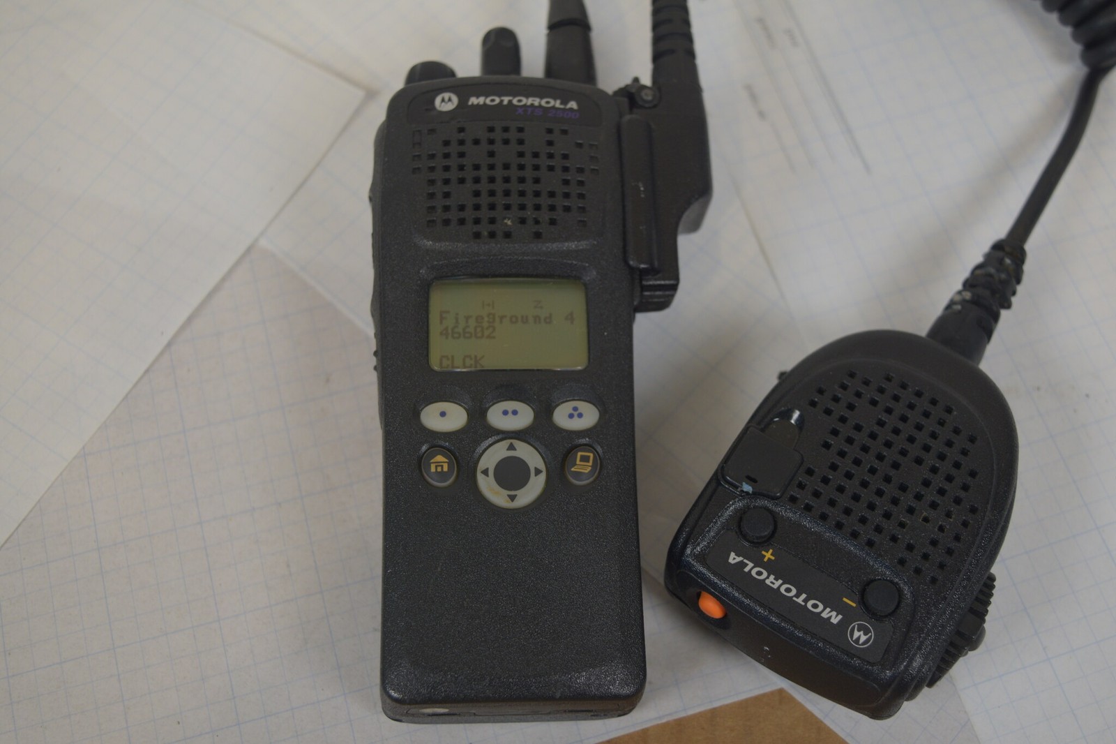 Motorola XTS2500 Model II 700/800 MHz P25 Radio H46UCF9PW6BN + RMN5038A Mic