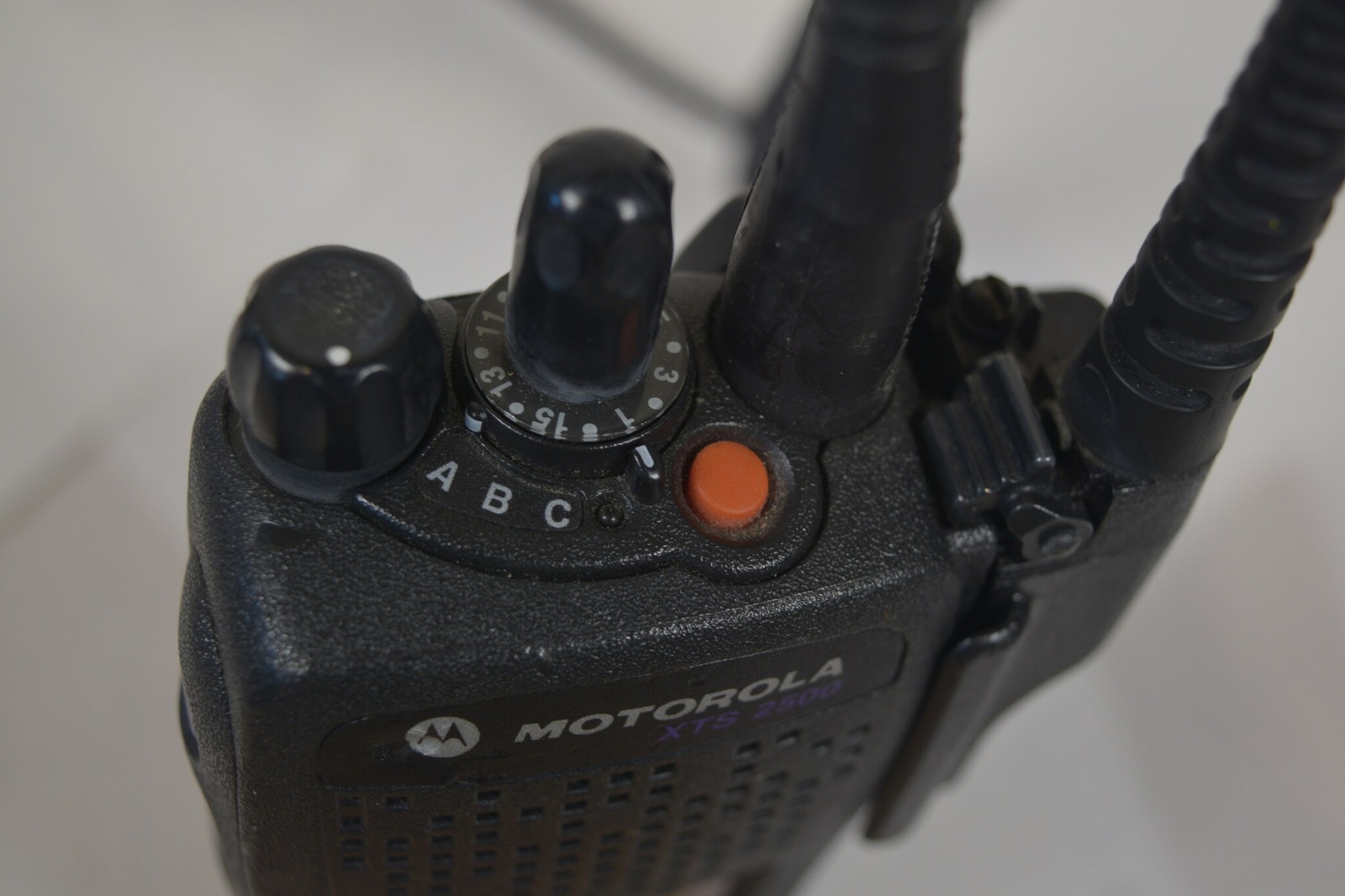 Motorola XTS2500 Model II 700/800 MHz P25 Radio H46UCF9PW6BN + RMN5038A Mic