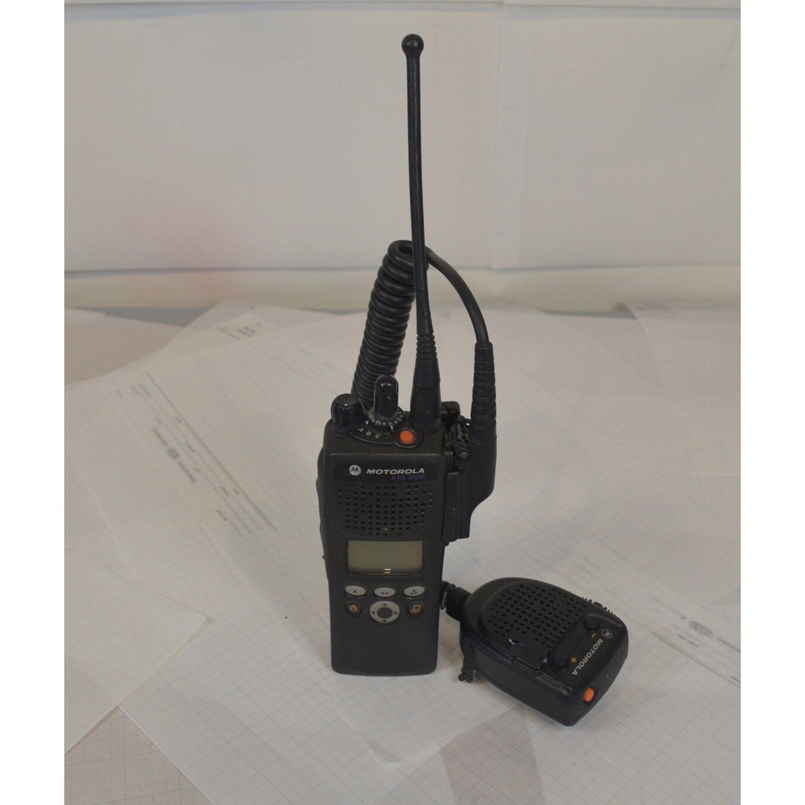 Motorola XTS2500 Model II 700/800 MHz P25 Radio H46UCF9PW6BN + RMN5038A Mic