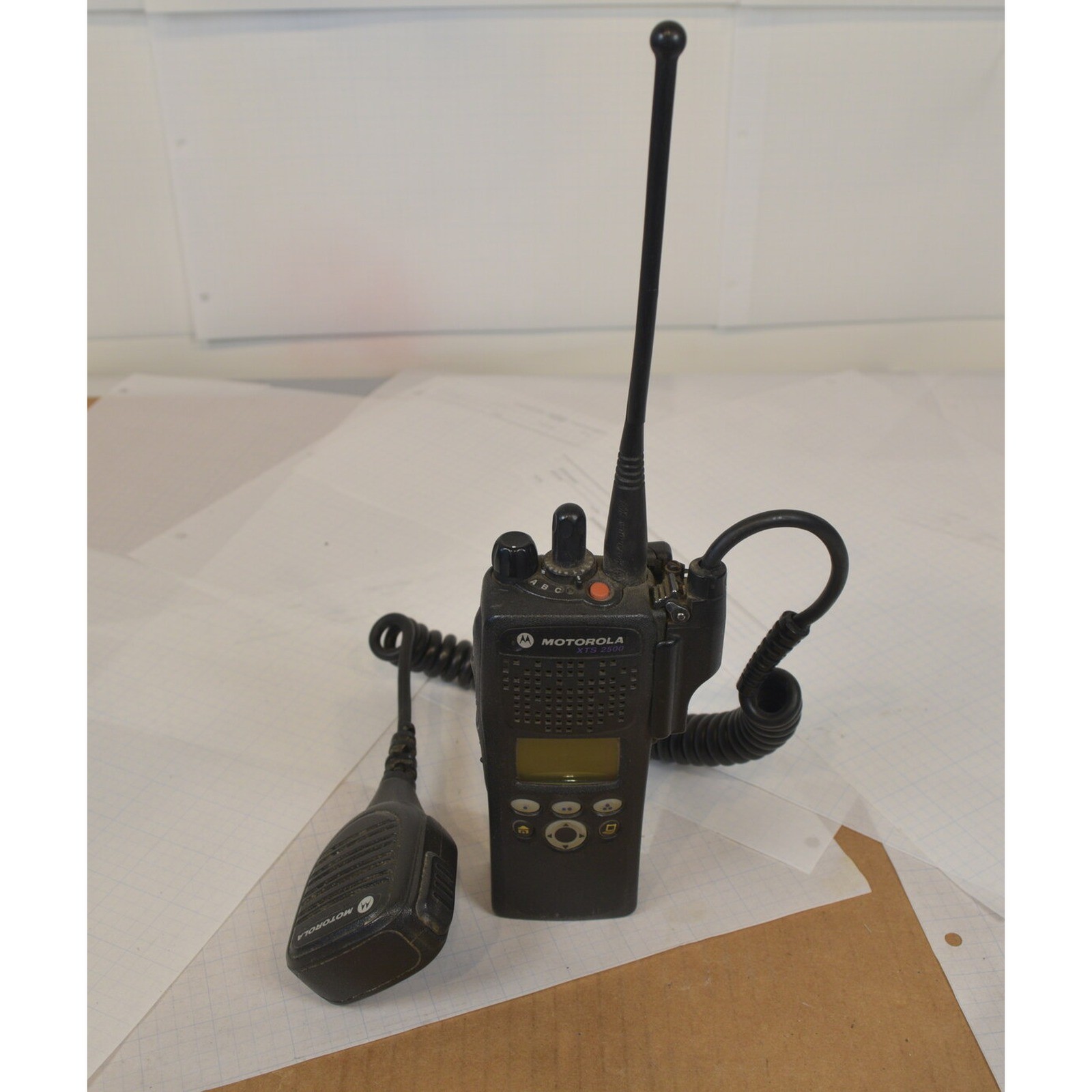 Motorola XTS2500 Model II 700/800 MHz P25 Radio H46UCF9PW6BN + PMMN4051B Mic