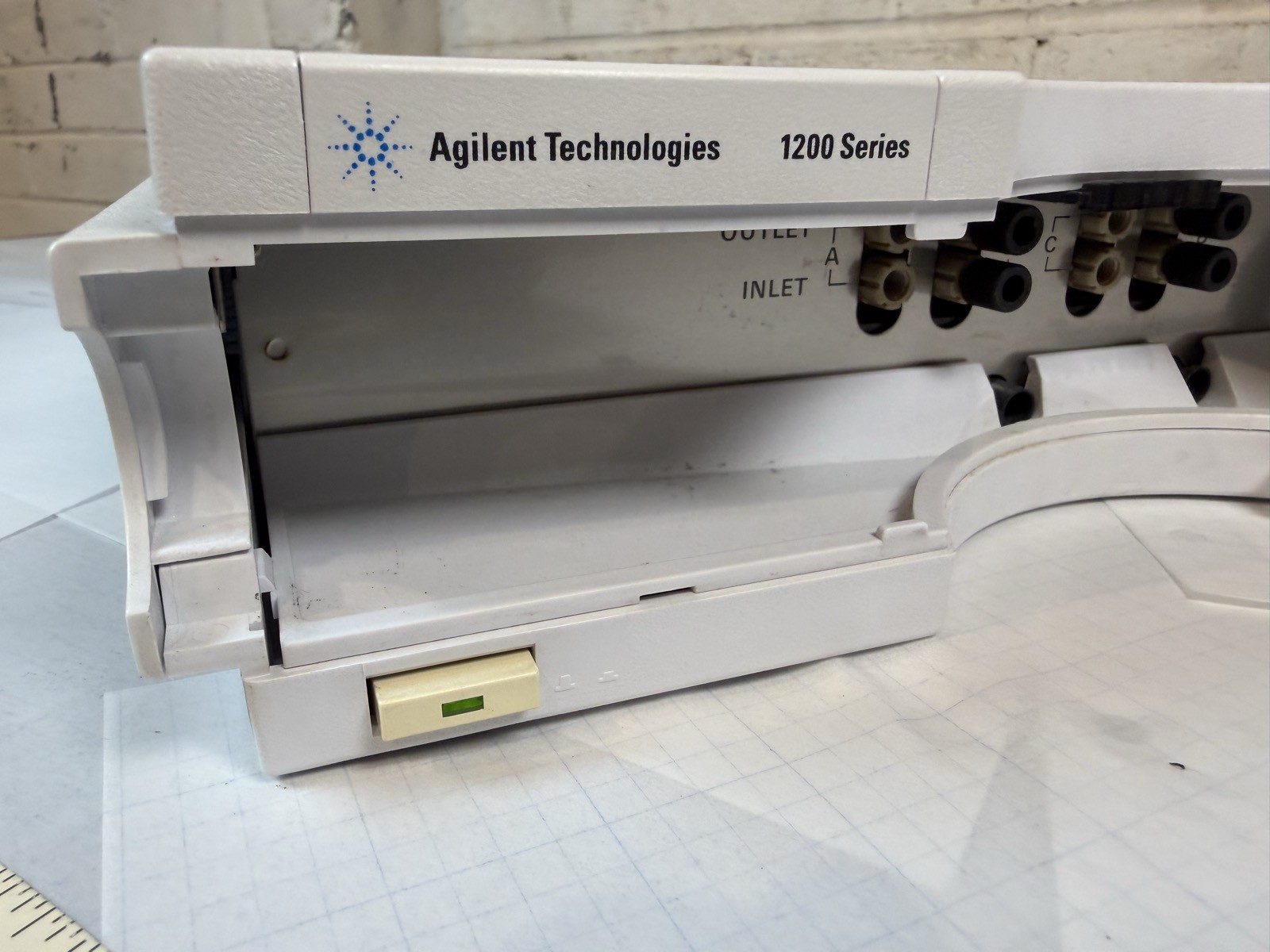 Agilent 1200 G1379B Micro Vacuum Degasser HPLC S/N JP82010996 — Powers On