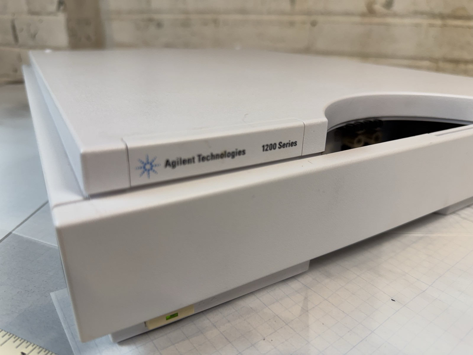 Agilent 1200 G1379B Micro Vacuum Degasser HPLC S/N JP82010098 — Powers On