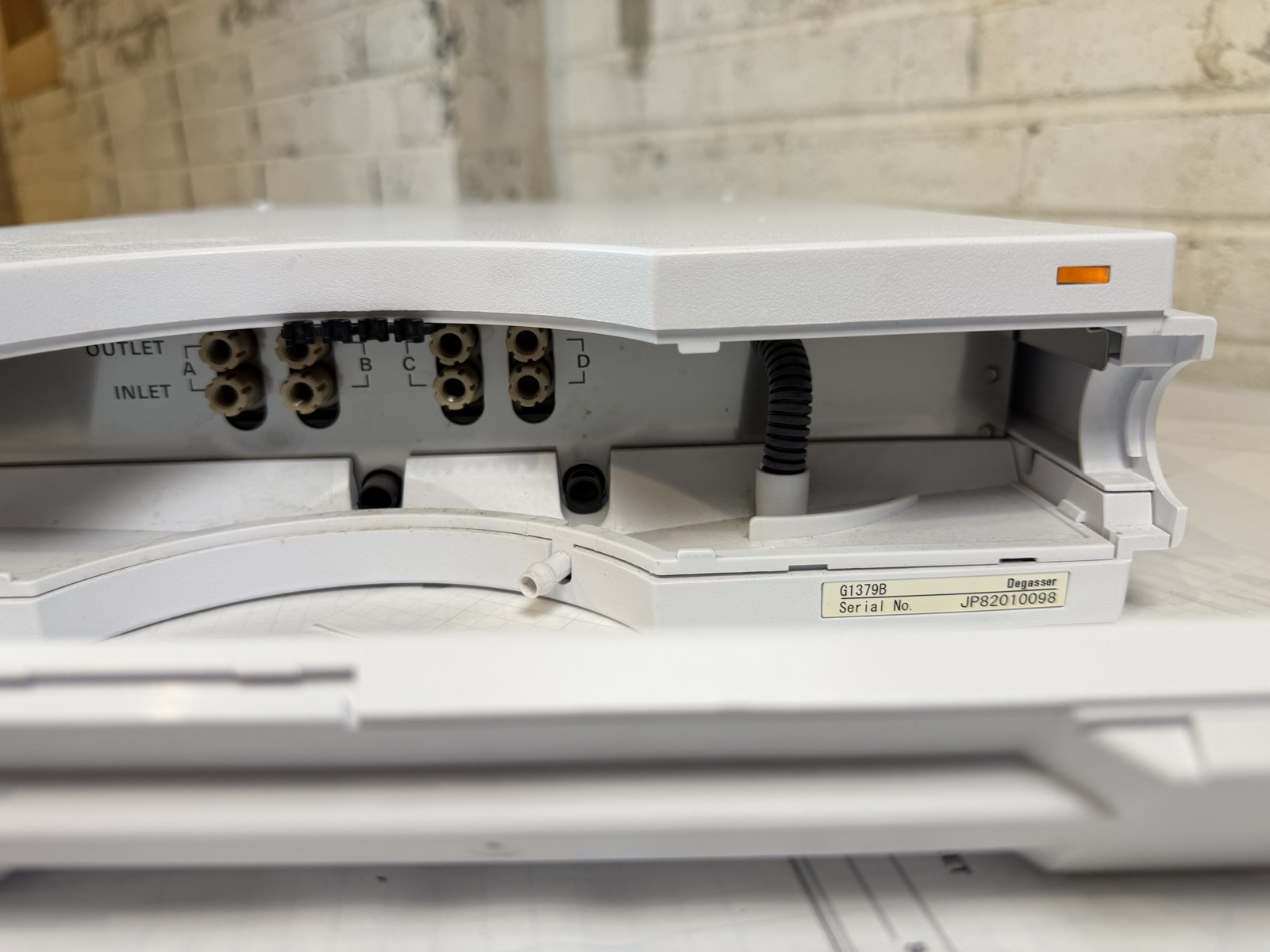 Agilent 1200 G1379B Micro Vacuum Degasser HPLC S/N JP82010098 — Powers On