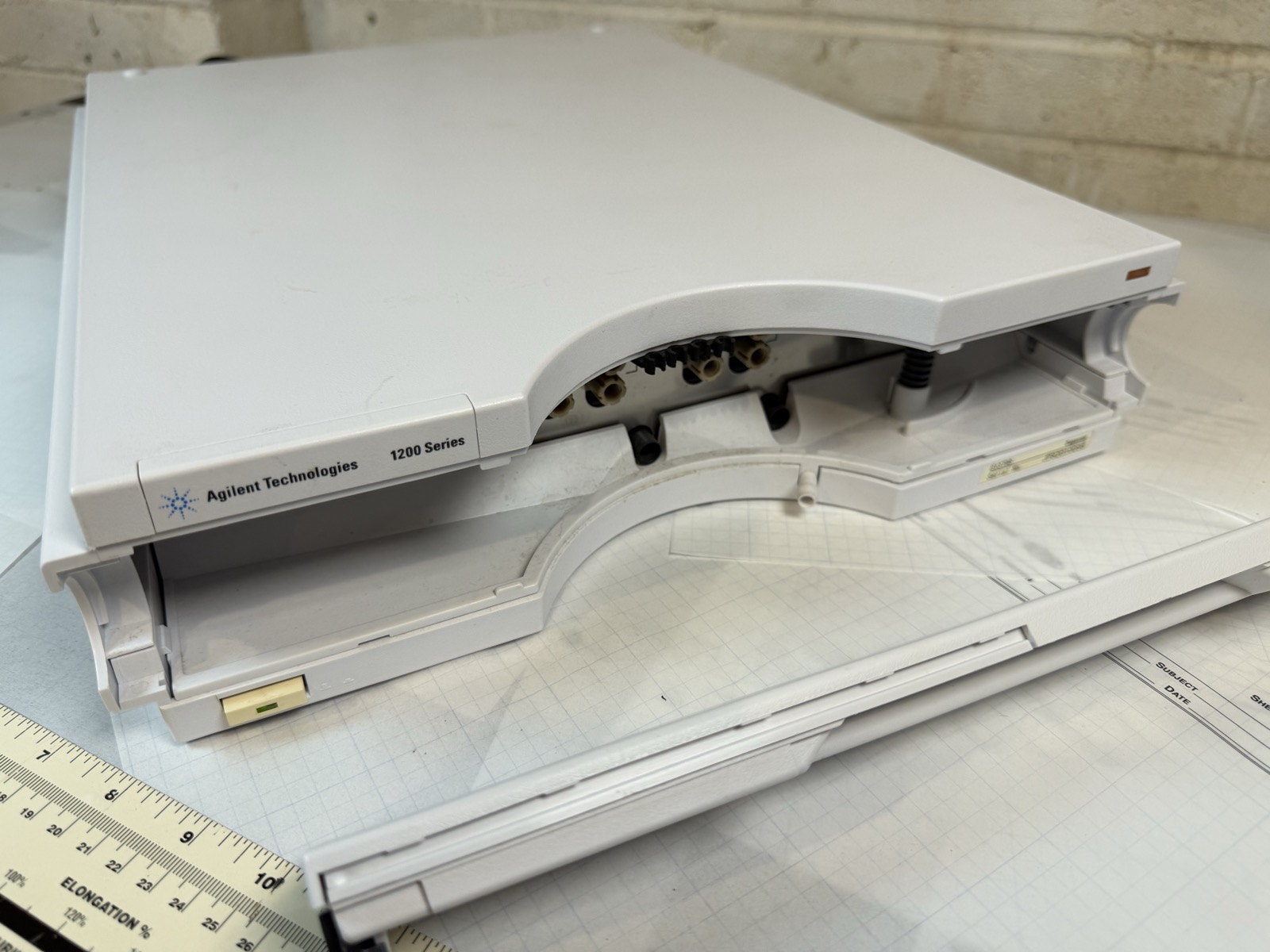 Agilent 1200 G1379B Micro Vacuum Degasser HPLC S/N JP82010098 — Powers On