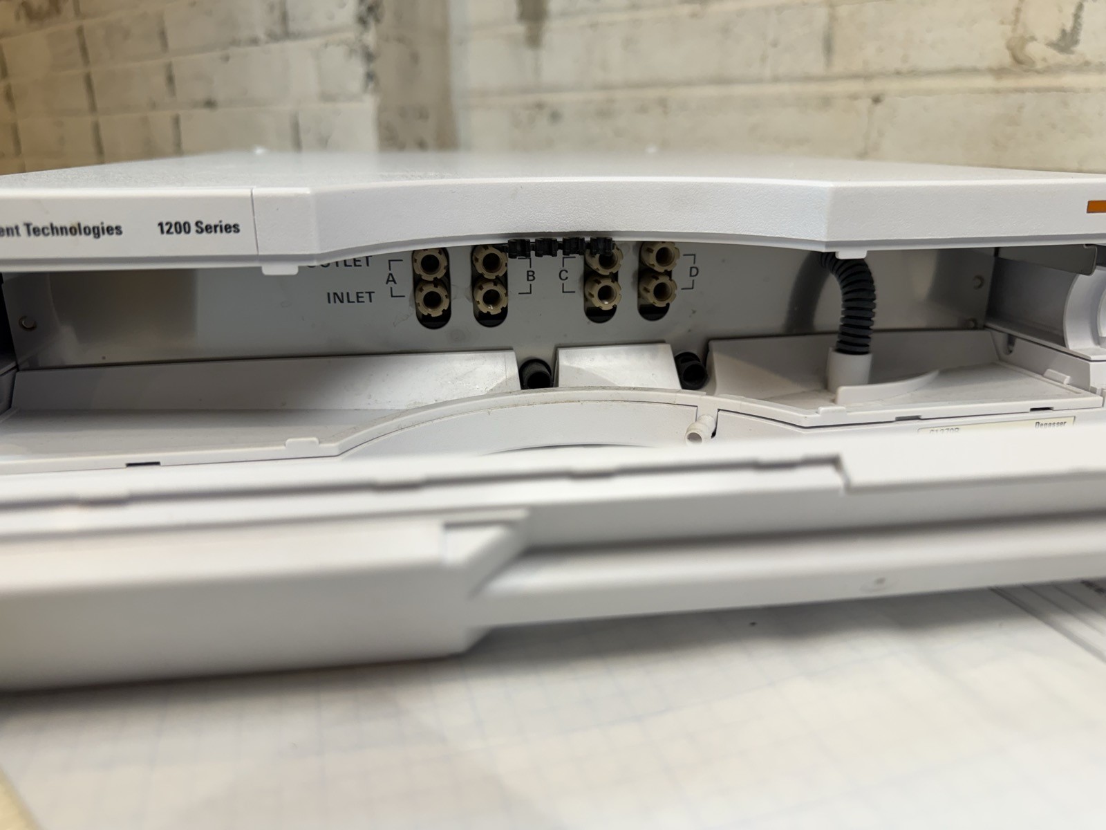 Agilent 1200 G1379B Micro Vacuum Degasser HPLC S/N JP82010098 — Powers On