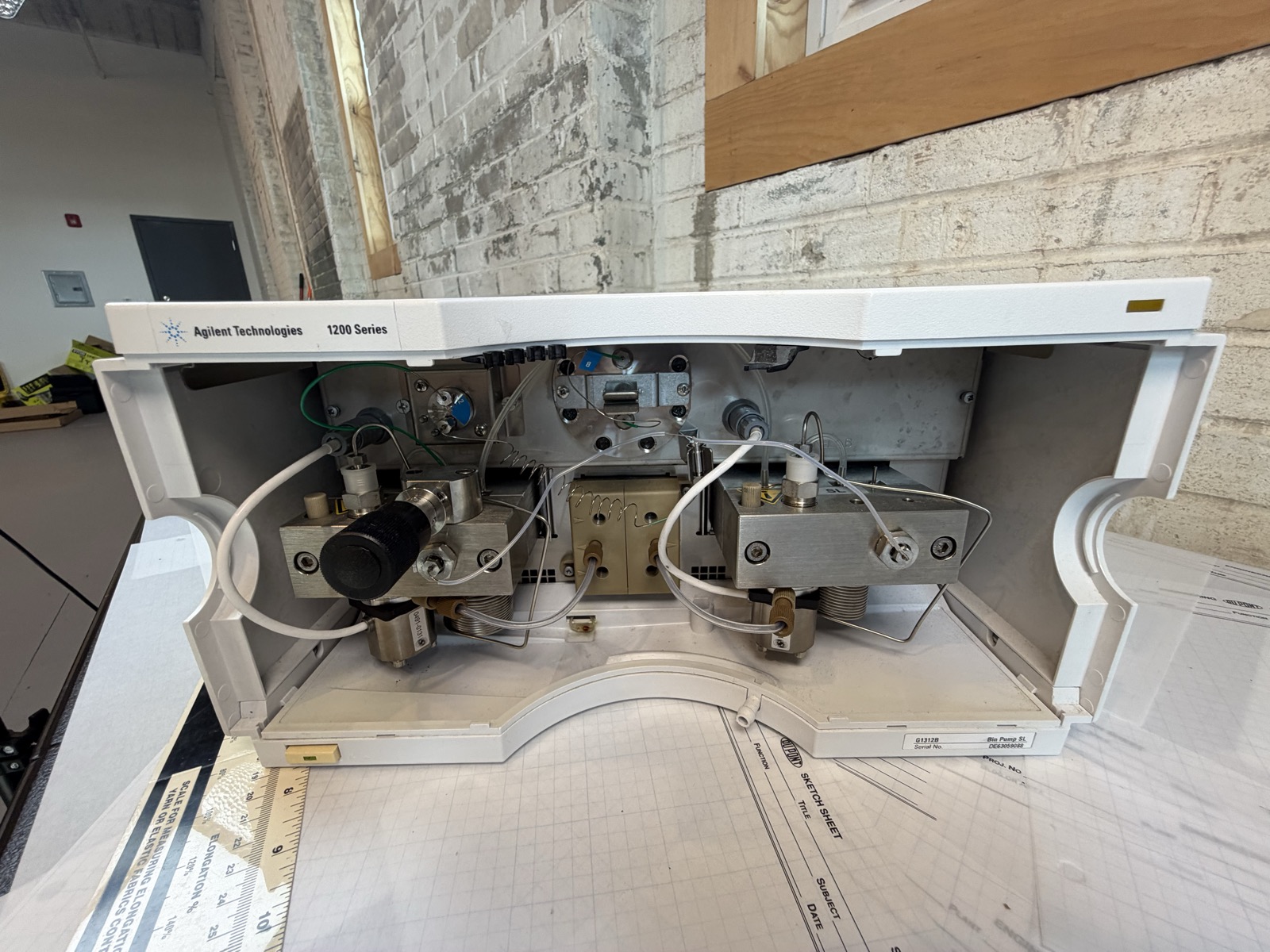 Agilent 1200 G1312B Binary Pump SL HPLC S/N DE63059088 — Powers On, Pumps Water