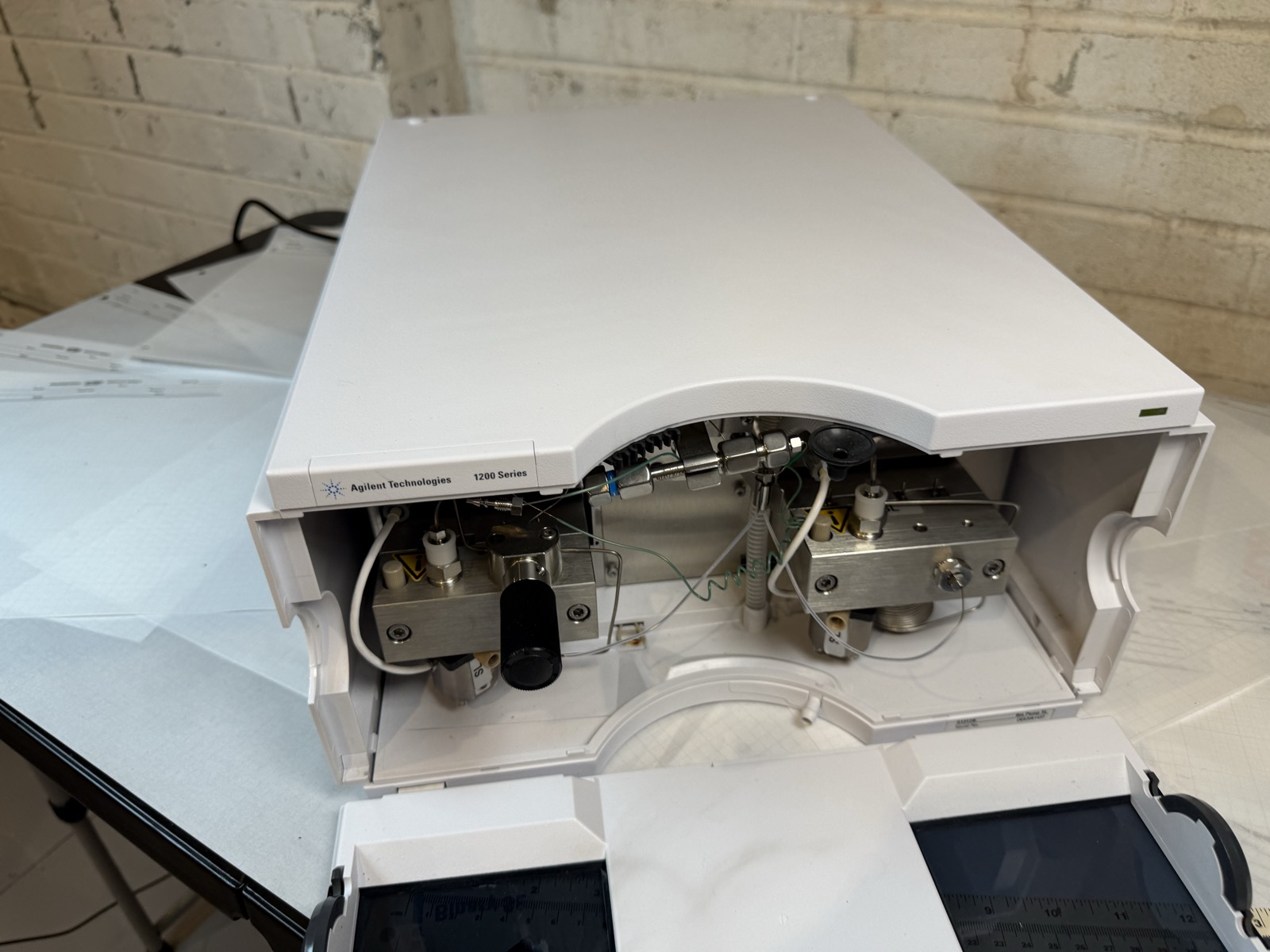 Agilent 1200 G1312B Binary Pump SL HPLC S/N DE63061427 — Powers On, Pumps Water