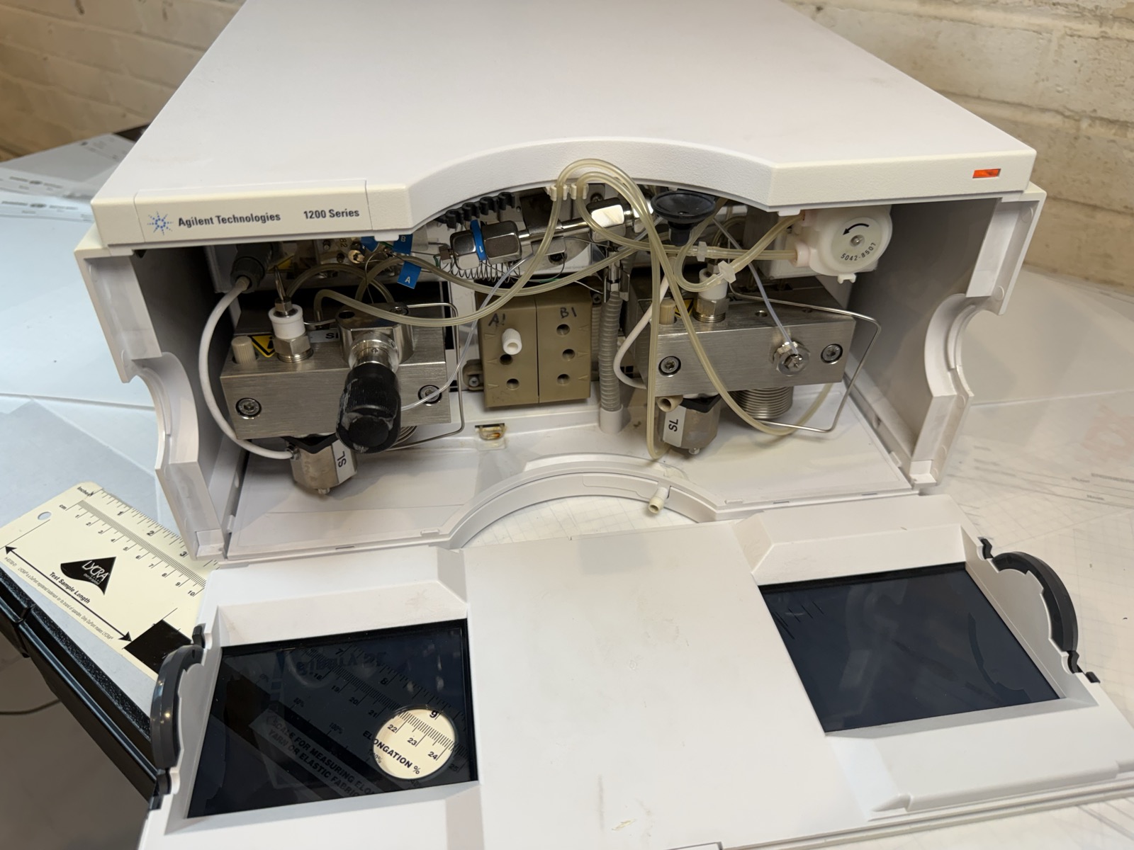 Agilent 1200 G1312B Binary Pump SL HPLC S/N DE63061427 — Powers On, Pumps Water