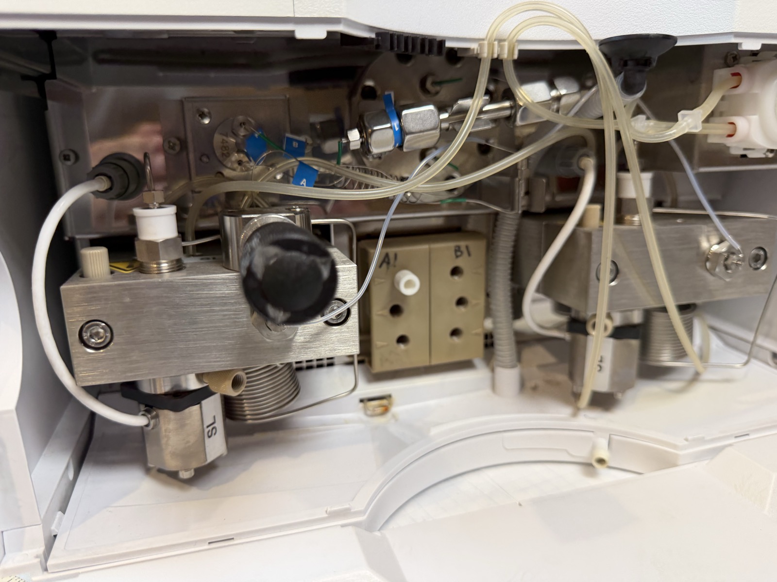 Agilent 1200 G1312B Binary Pump SL HPLC S/N DE63061427 — Powers On, Pumps Water