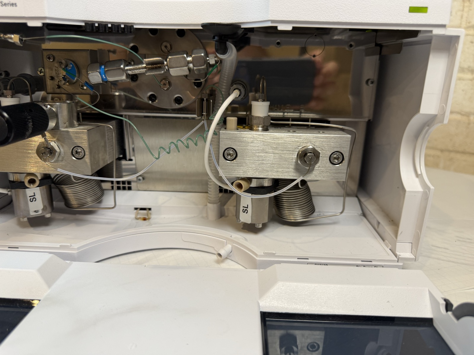 Agilent 1200 G1312B Binary Pump SL HPLC S/N DE63061427 — Powers On, Pumps Water