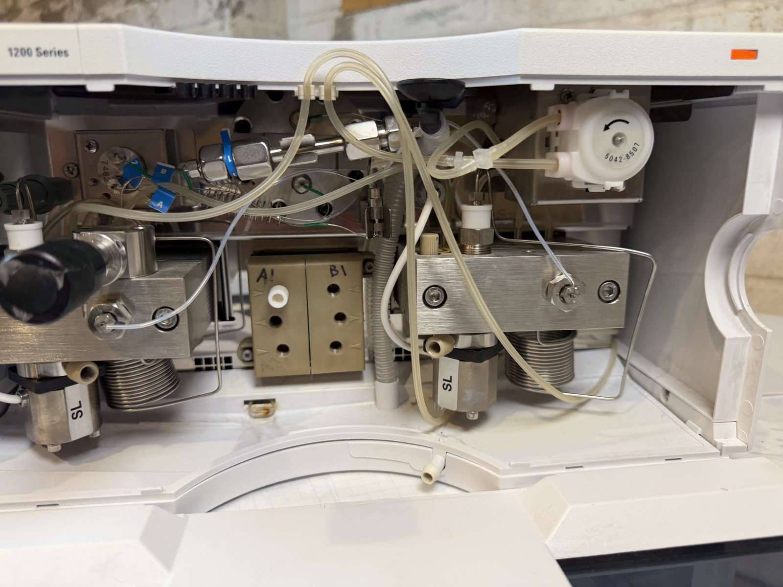 Agilent 1200 G1312B Binary Pump SL HPLC S/N DE63061427 — Powers On, Pumps Water