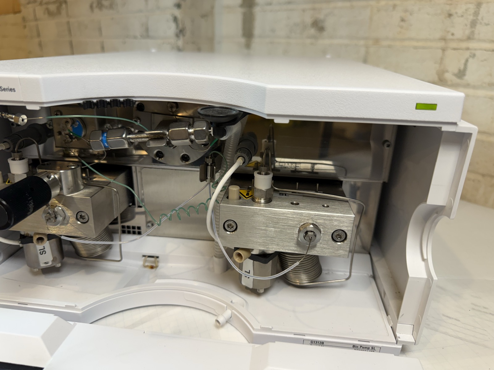 Agilent 1200 G1312B Binary Pump SL HPLC S/N DE63061427 — Powers On, Pumps Water