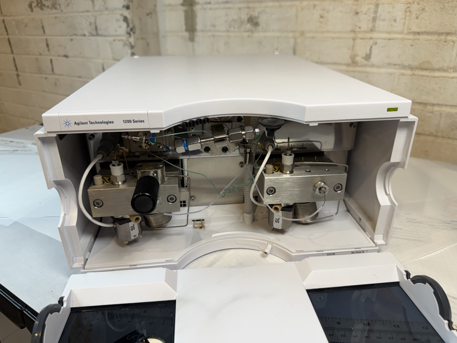Agilent 1200 G1312B Binary Pump SL HPLC S/N DE63061427 — Powers On, Pumps Water