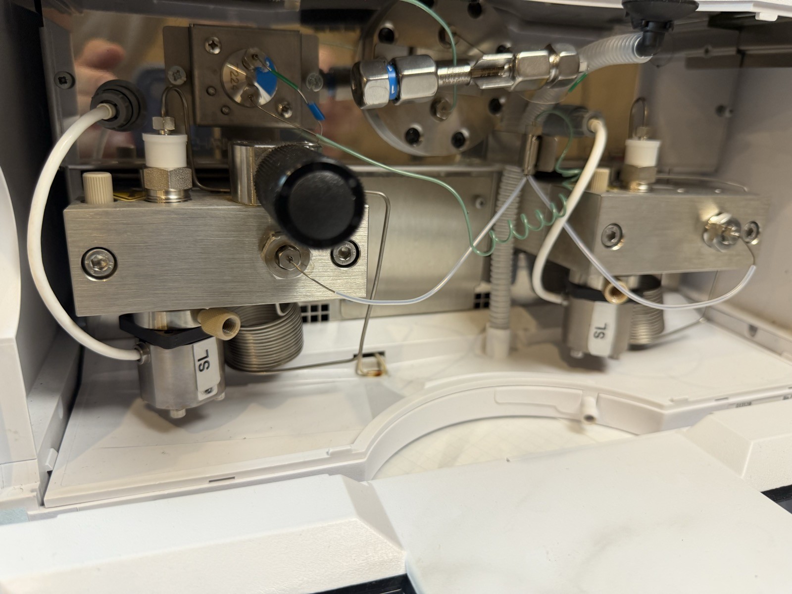 Agilent 1200 G1312B Binary Pump SL HPLC S/N DE63061427 — Powers On, Pumps Water