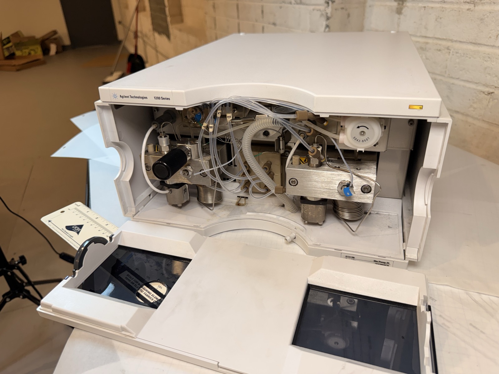 Agilent 1200 G1312B Binary Pump SL HPLC S/N DE63060030 — Powers On, Pumps Water