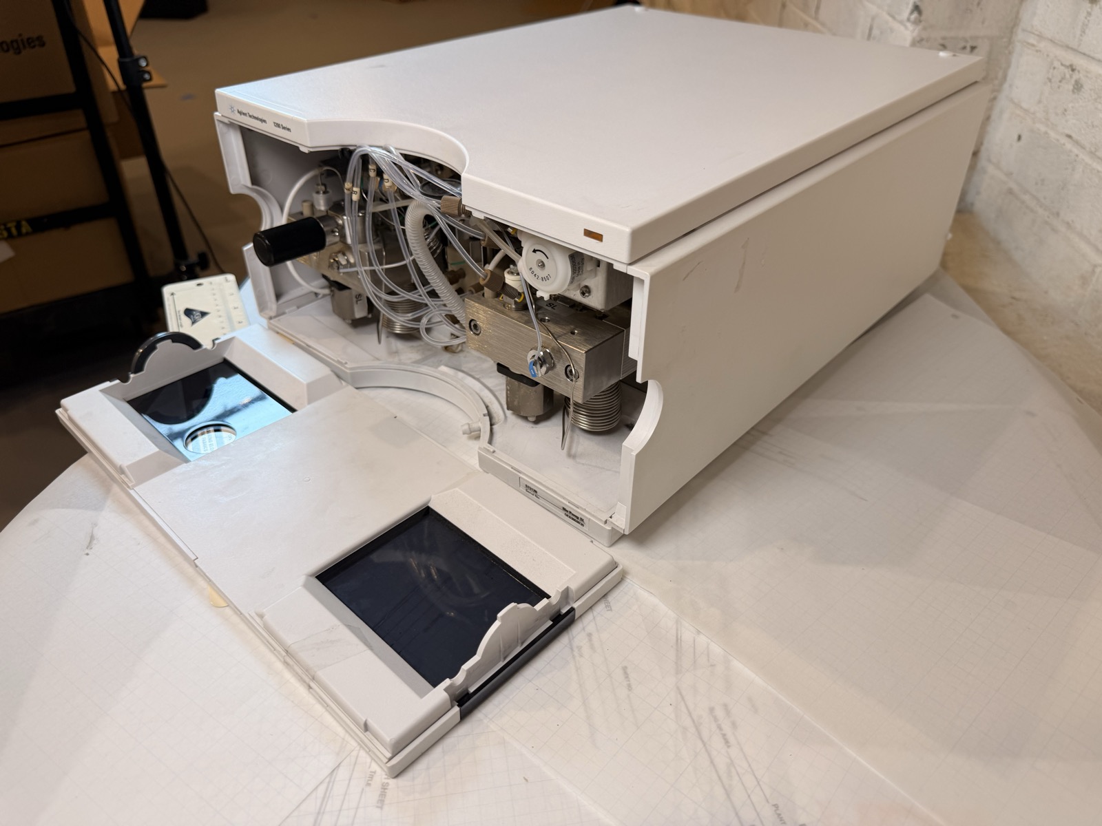 Agilent 1200 G1312B Binary Pump SL HPLC S/N DE63060030 — Powers On, Pumps Water