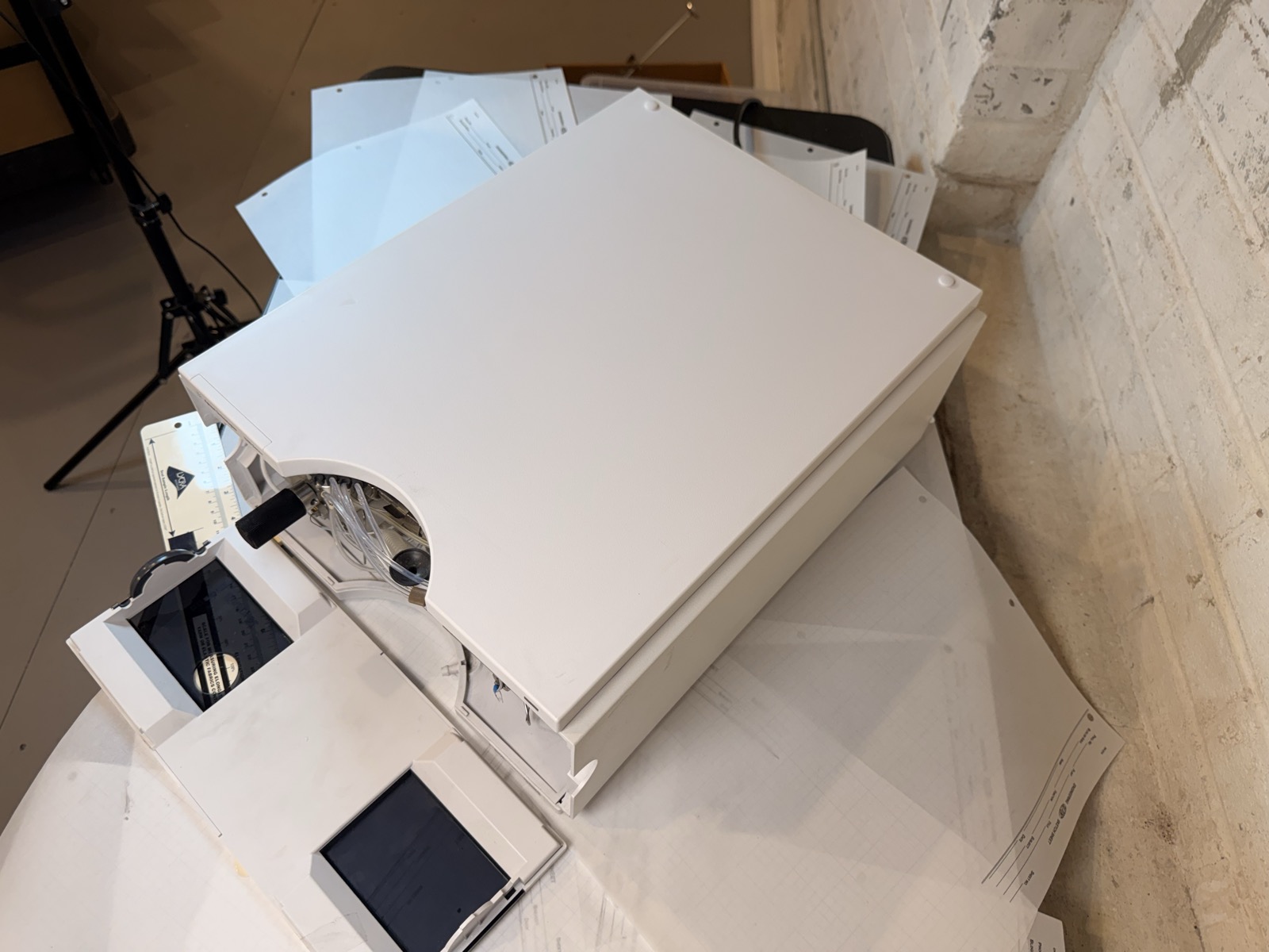 Agilent 1200 G1312B Binary Pump SL HPLC S/N DE63060030 — Powers On, Pumps Water