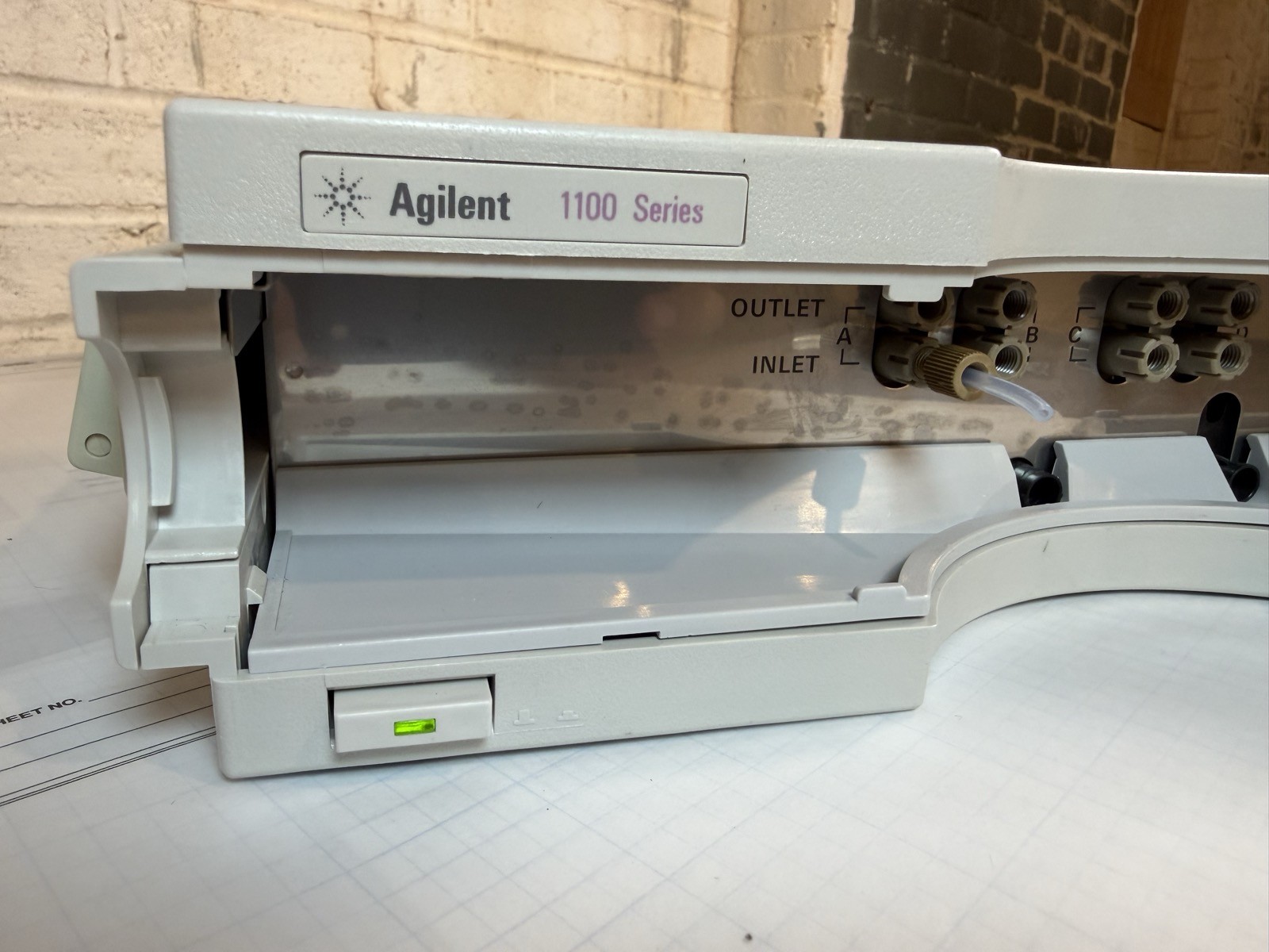 Agilent 1100 G1379A Micro Vacuum Degasser HPLC S/N JP13203268 — Powers On