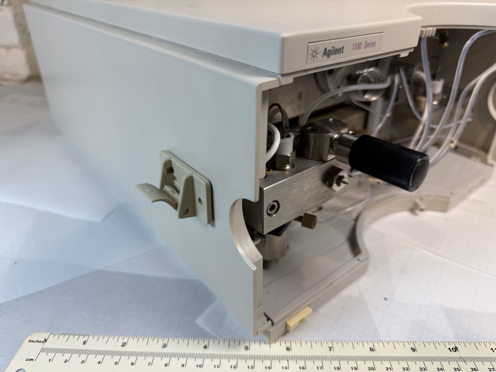 Agilent 1100 G1312A Binary Pump HPLC S/N DE14910702 — Powers On, Pumps Water